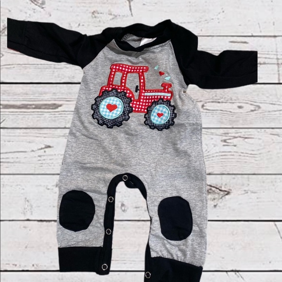 Boys Boutique Valentines outfit - Picture 1 of 2